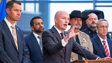 guvernatorul spencer cox sustine o conferinta de presa