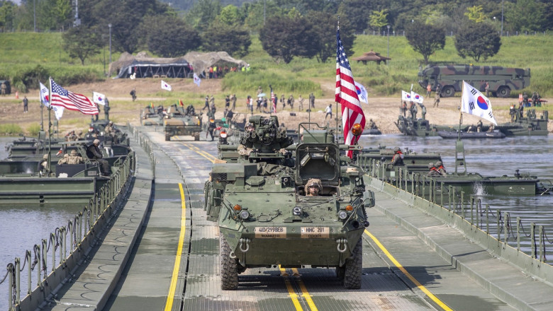 vehicule militare traverseaza pod de pontoane, exercitiu militar sua - koreea de sud