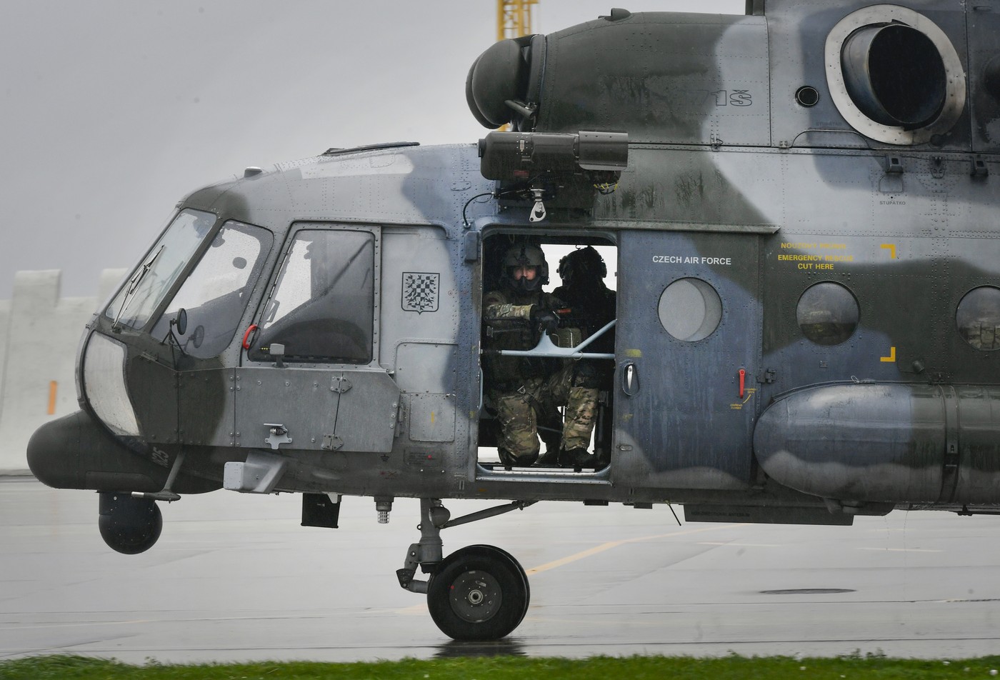NATO își întărește flancul estic: Cehia trimite elicoptere militare în Polonia după incidentele cu drone rusești