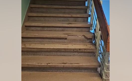 Un pacient a murit la Spitalul din Reșița, după ce o treaptă s-a rupt în timp ce bărbatul cobora scările. Poliția a deschis o anchetă