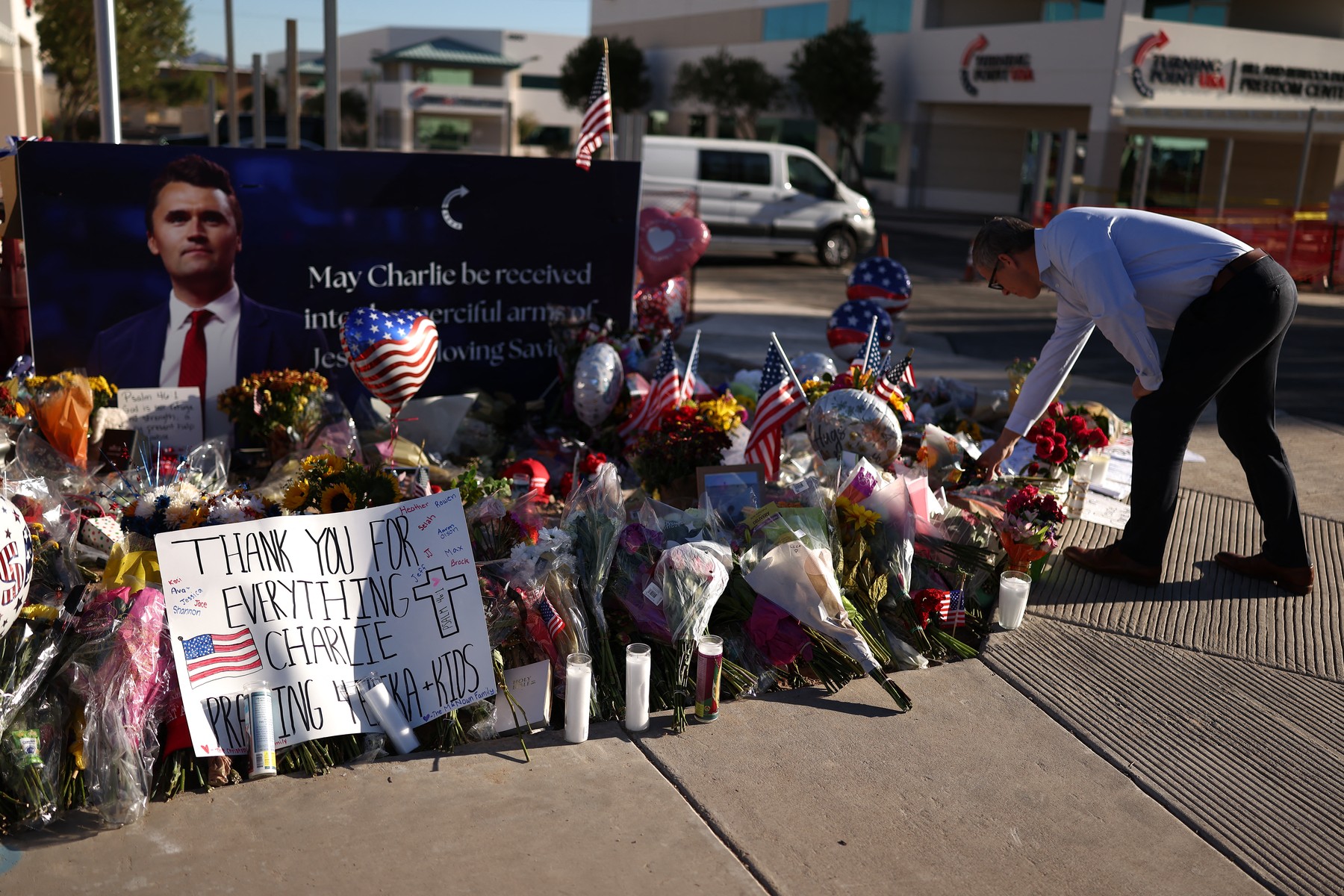 Cum creează Donald Trump un „cult al violenței” obsesiv în SUA și riscul ca acest lucru să ducă la un război civil