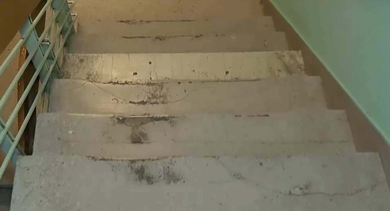 Răsturnare de situație în cazul pacientului mort pe scările rupte ale spitalului din Reșița. Cauza decesului este alta, spun medicii