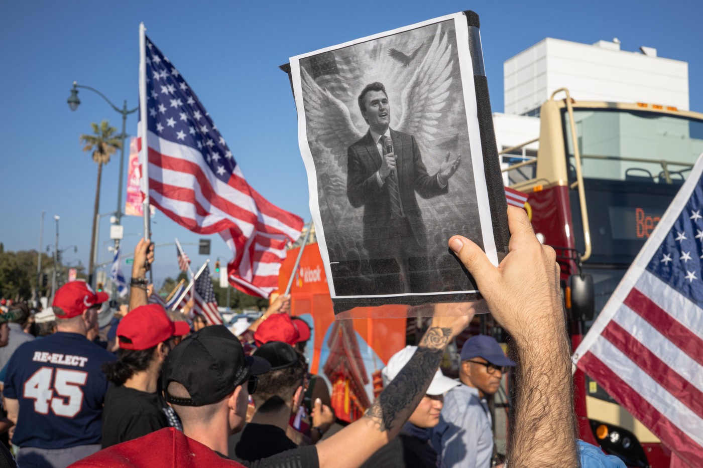 Moartea lui Charlie Kirk a divizat și mai mult America: Mii de persoane, „vânate” pentru comentariile online