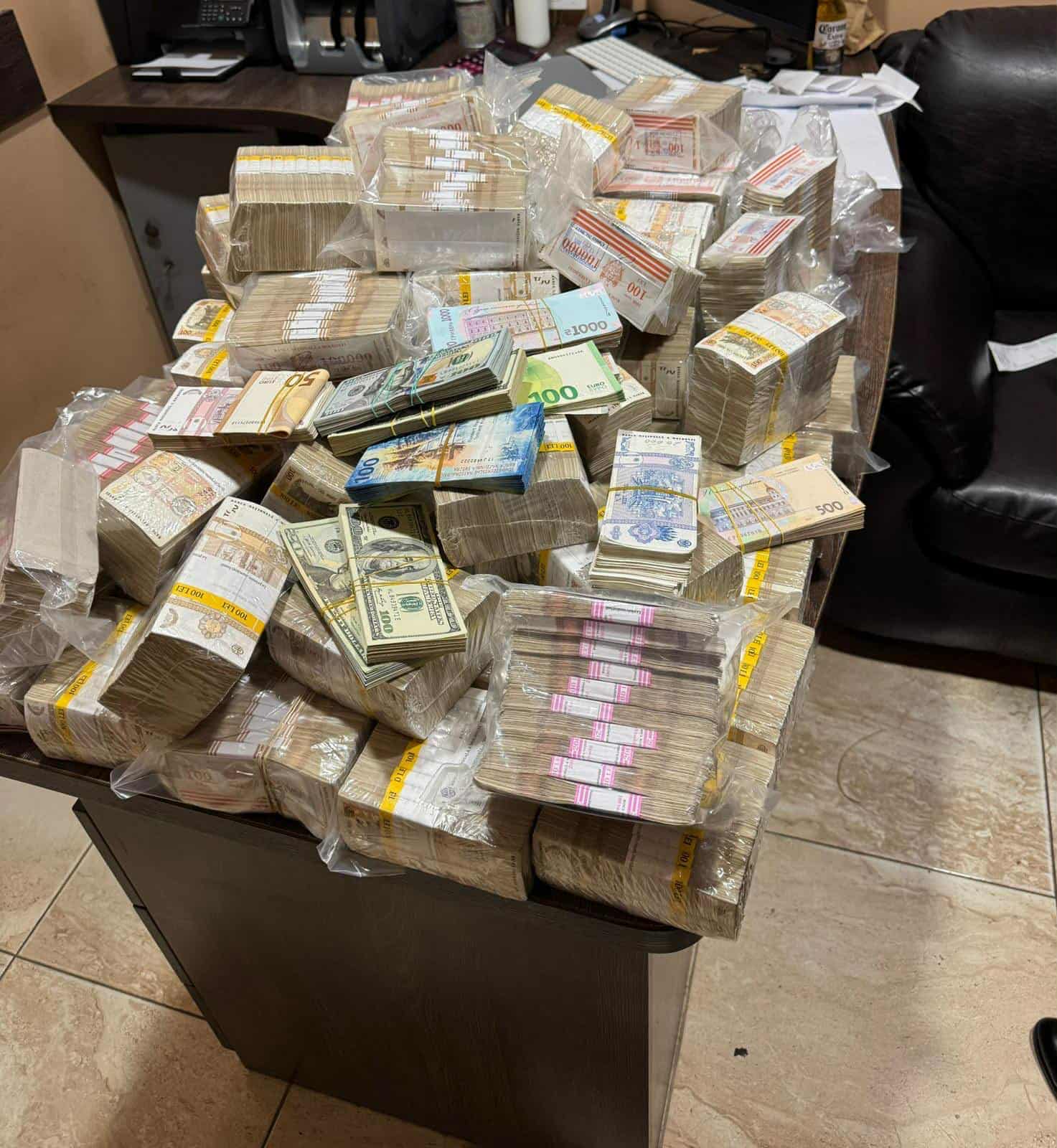 Un milion de euro destinat coruperii alegătorii din Republica Moldova a confiscat de anchetatori de la oamenii lui Putin de peste Prut