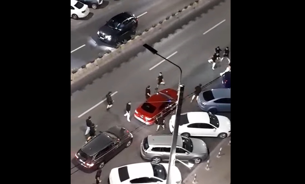 Mai mulți bărbați s-au luat la bătaie pe un bulevard din Ploieşti, blocând circulația. Când a ajuns Poliţia, scandalagiii plecaseră