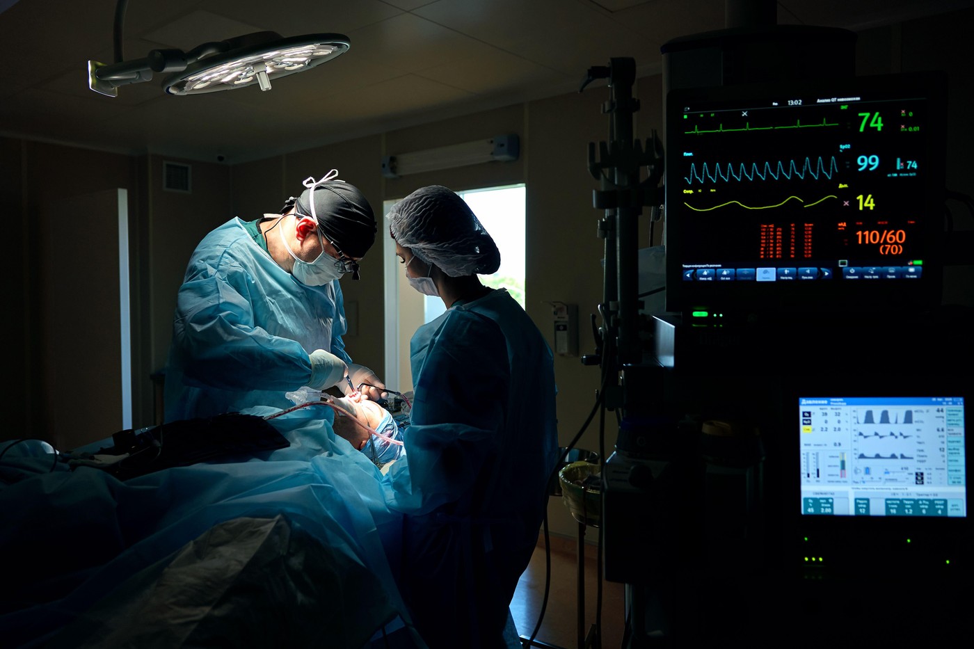 Un doctor și-a lăsat pacientul pe masa de operație ca să întrețină relații intime cu asistenta. Acum, își poate relua cariera în Anglia