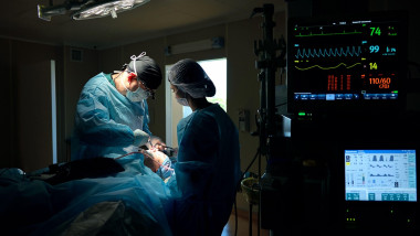 doctori în sala de operație într-un spital