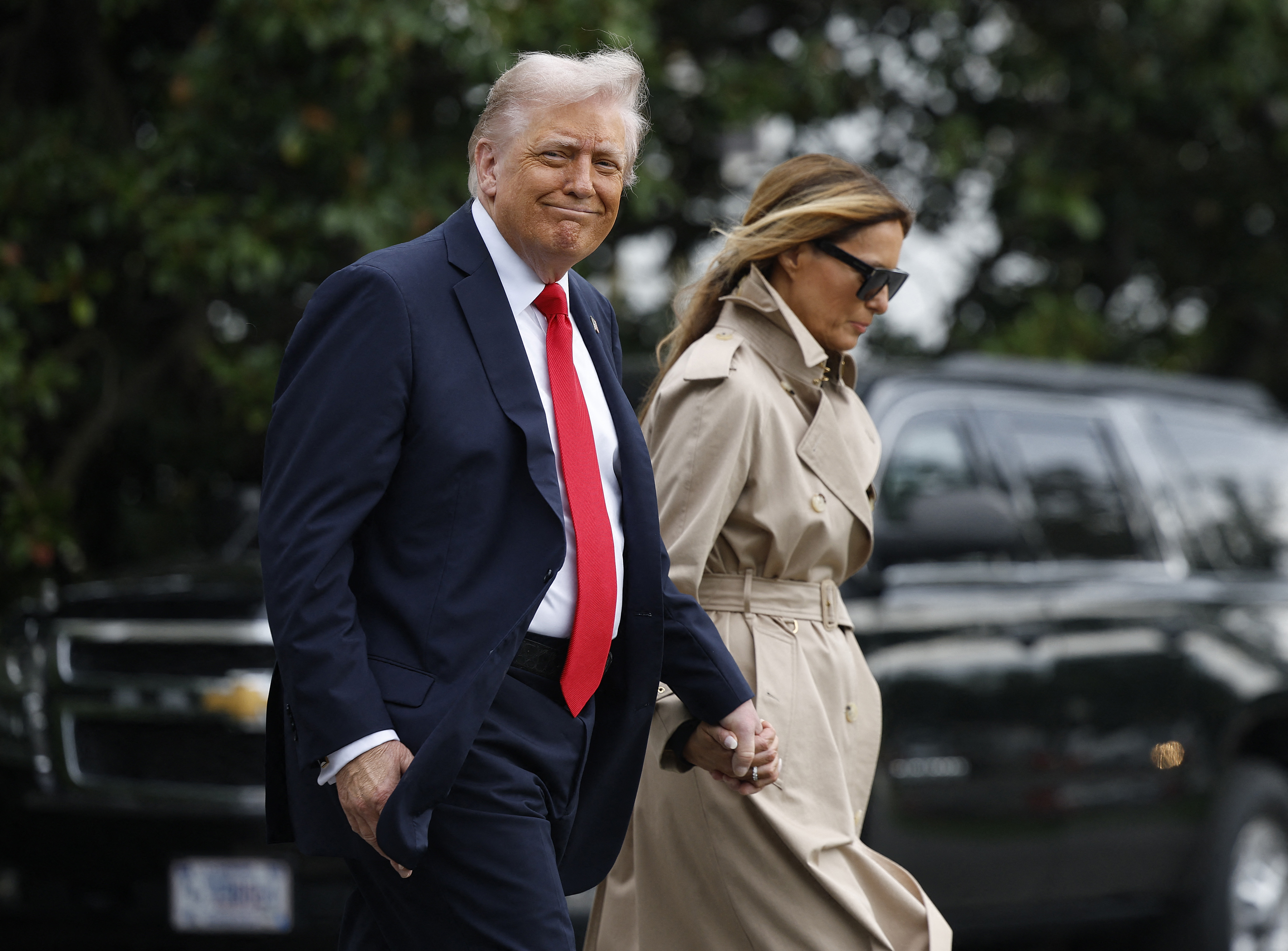 Donald Trump se îndreaptă spre Marea Britanie, într-o vizită de stat atent coregrafiată: „Îl flatezi, îl îmbunezi, îl distragi”