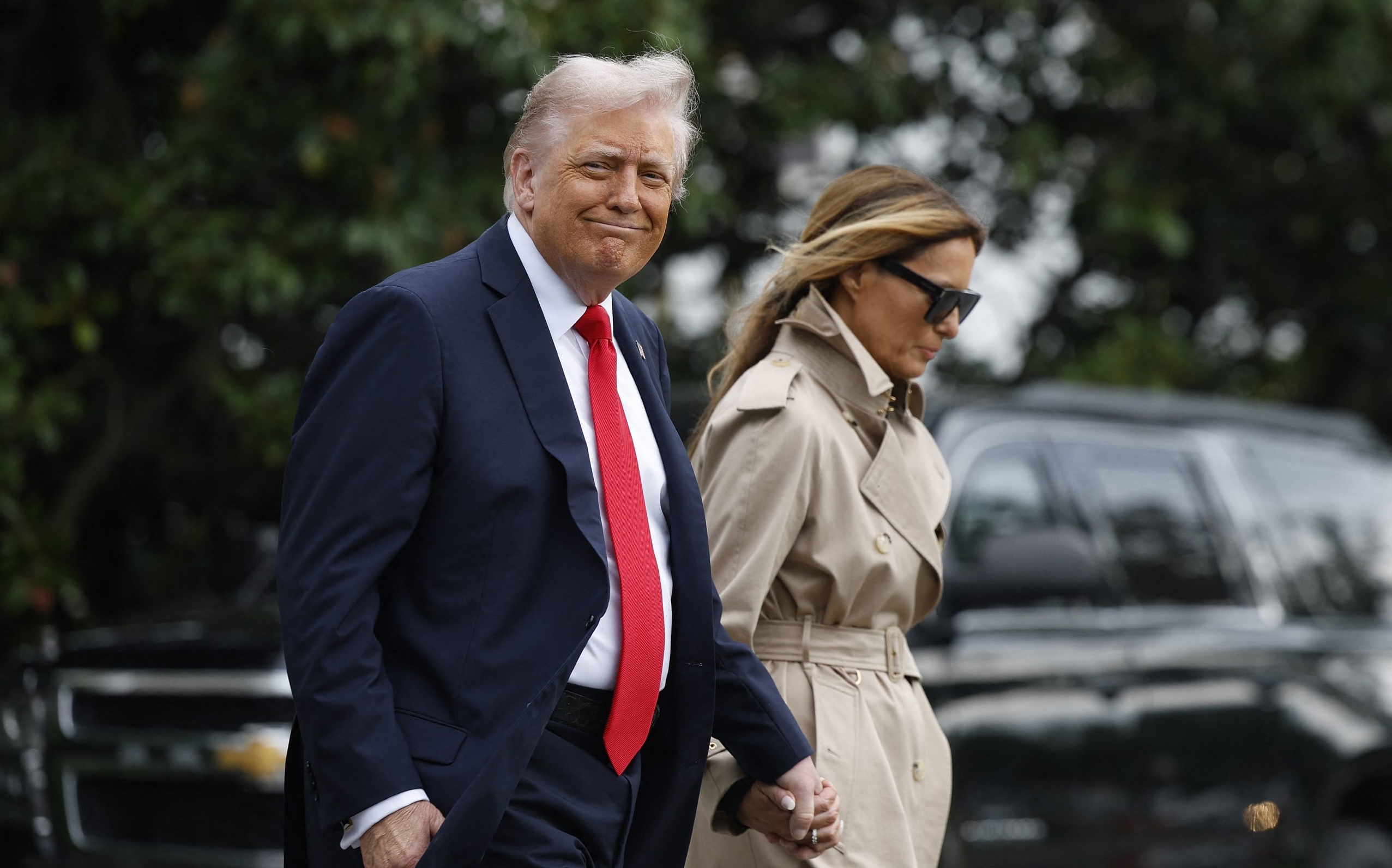 Donald Trump se îndreaptă spre Marea Britanie, într-o vizită de stat atent coregrafiată: „Îl flatezi, îl îmbunezi, îl distragi”