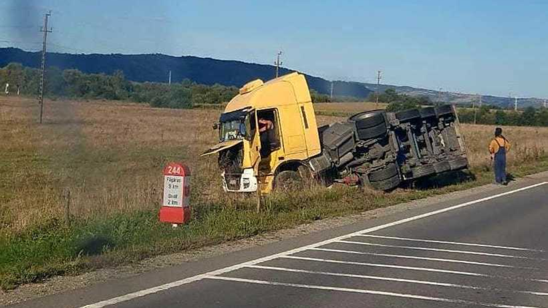 Cisternă cu acid sulfuric, răsturnată pe DN 1 în județul Brașov. Traficul rutier, deviat pe rute ocolitoare