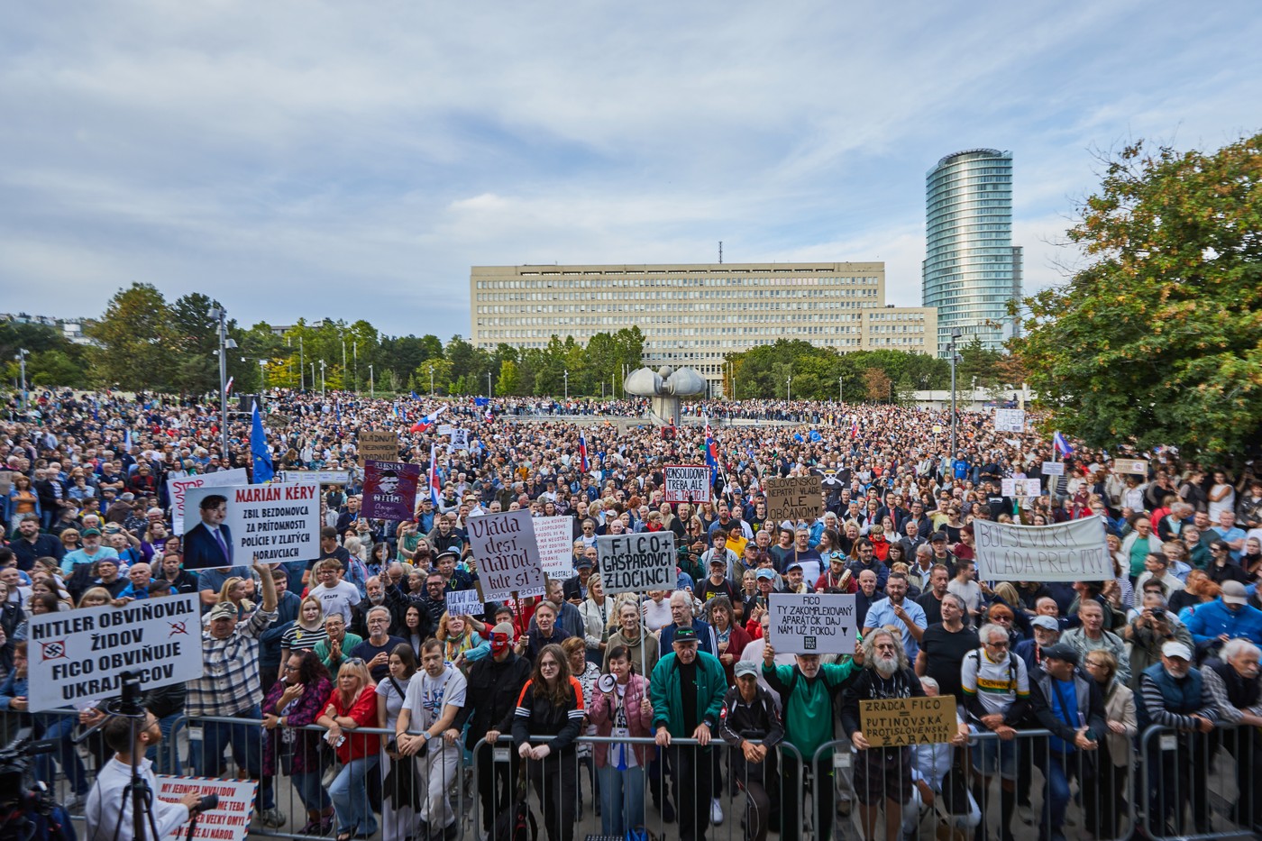 „Fico, la închisoare!”. Protest, cu mii de oameni, la Bratislava și în alte orașe din Slovacia