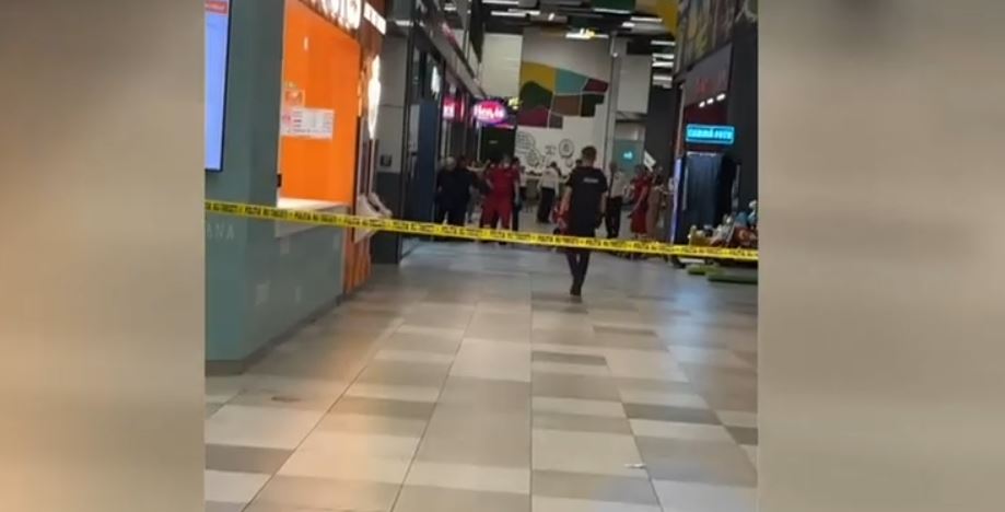 Momente de panică într-un mall din București: Un bărbat a fost înjunghiat cu propria armă, după ce l-a atacat pe soțul fostei iubite