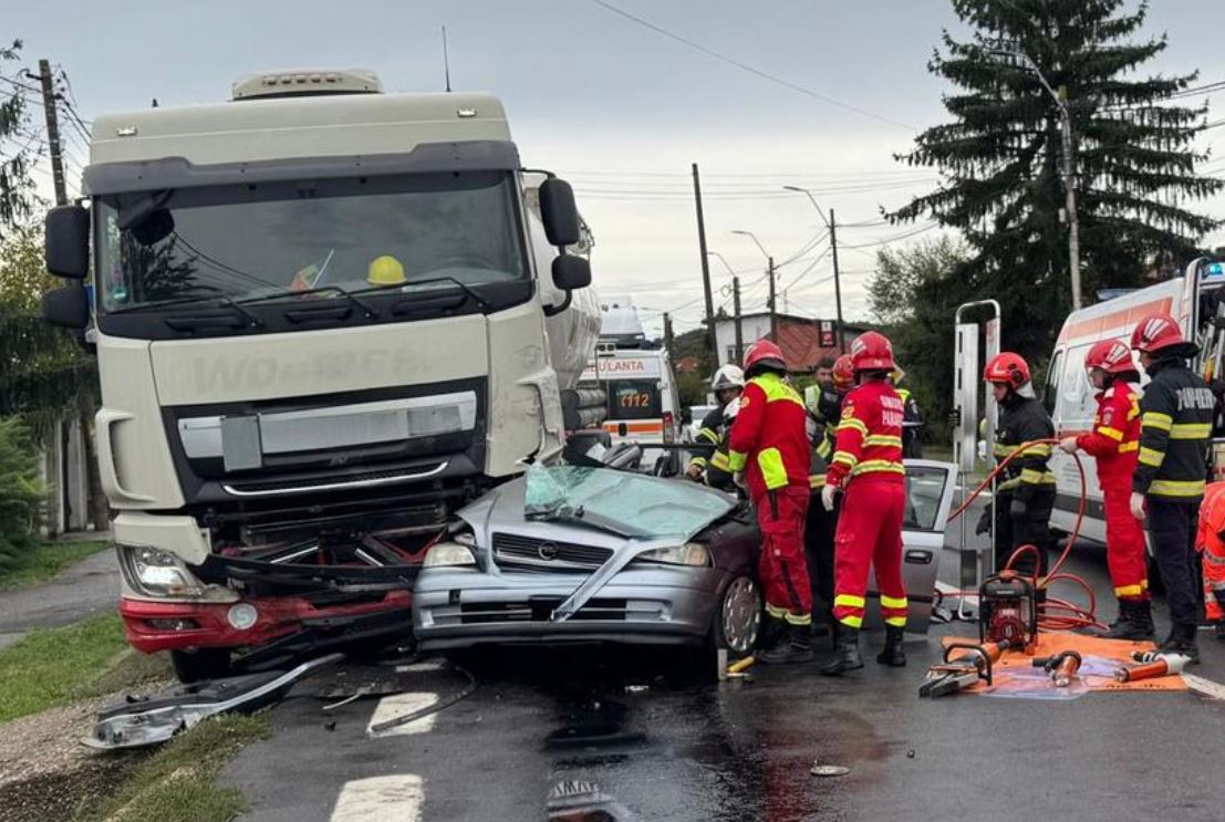 Accident grav pe DN7: Trei oameni au murit după ce un autoturism s-a izbit puternic de o cisternă