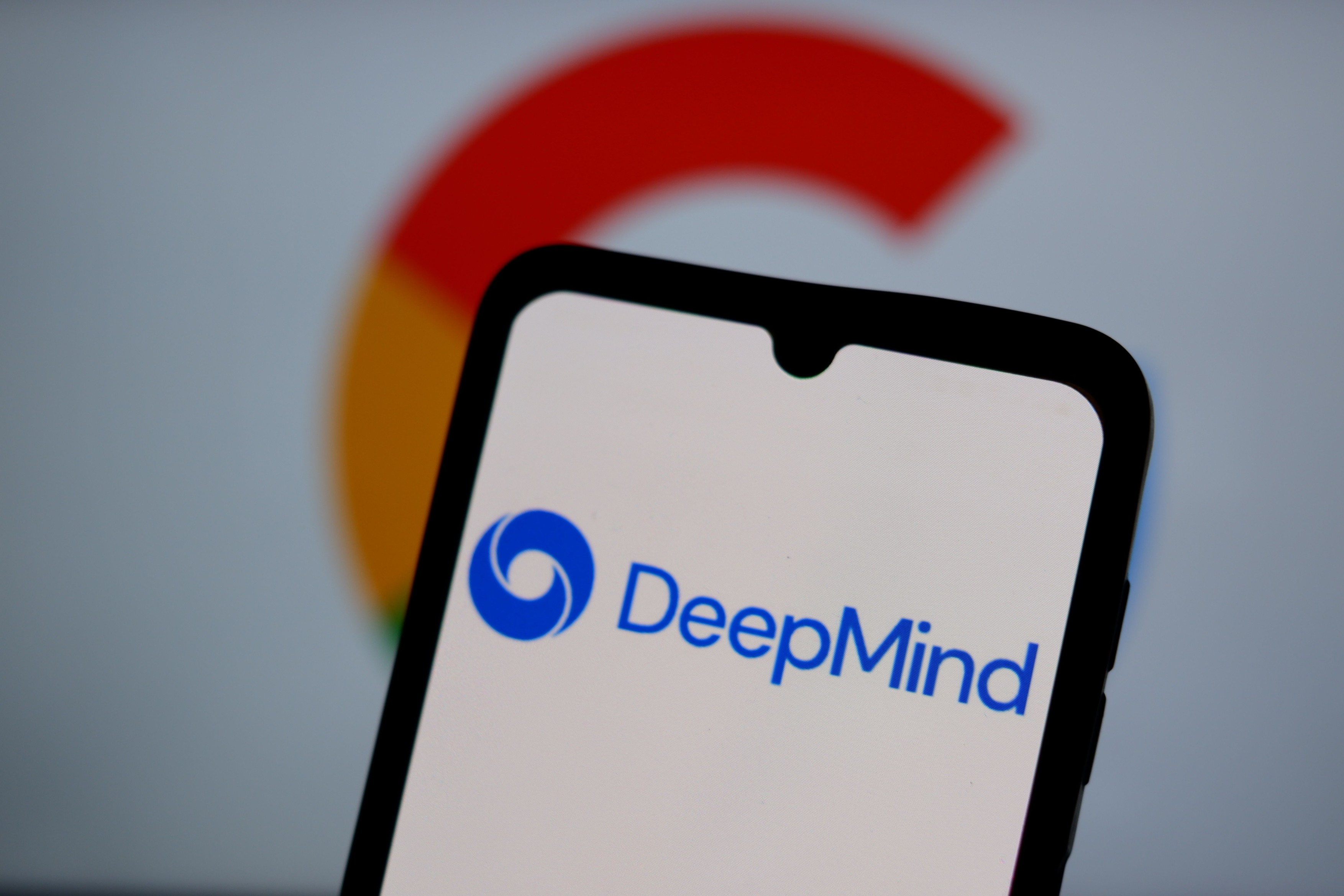 Google DeepMind anunță o reușită „istorică” în ce priveste rezolvarea problemelor de către inteligența artificială