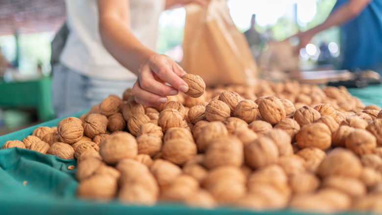 femeie cumpara nuci din piata