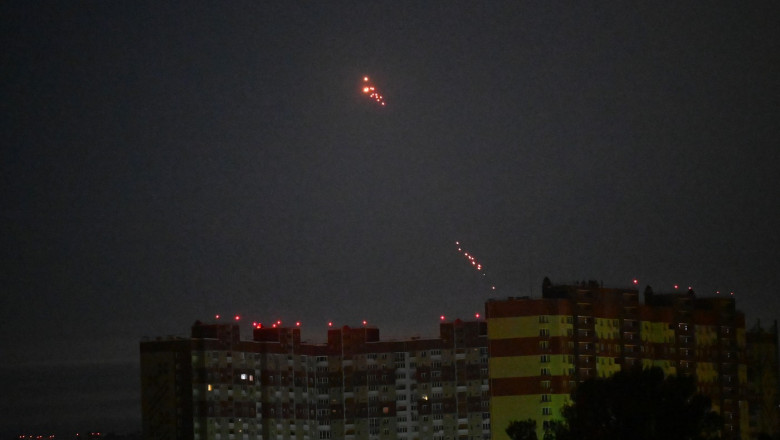 Apărarea aeriană ucraineană trage asupra dronelor rusești deasupra Kievului în timpul unui atac masiv nocturn cu drone și rachete asupra Ucrainei. Foto: Profimedia