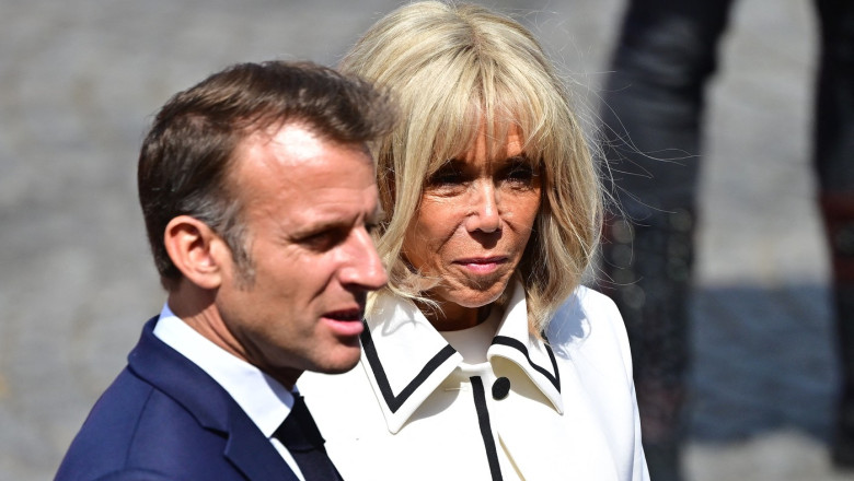 Le président Emmanuel Macron et sa femme Brigitte lors de la cérémonie du 145ème défilé militaire du 14 juillet, jour de la Fête Nationale, avenue des Champs-Elysées à Paris