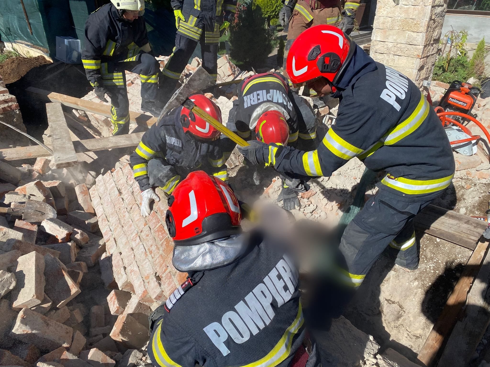 Peretele unei case din Câmpina a căzut peste doi bărbaţi care făceau reparații. Unul dintre ei a murit