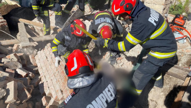Peretele unei case din Câmpina a căzut peste doi bărbaţi care făceau reparații.