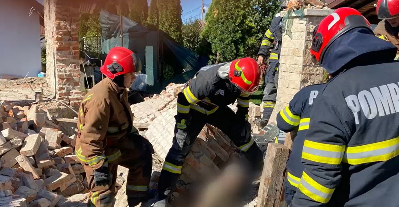 Peretele unei case din Câmpina a căzut peste doi bărbaţi care făceau reparații. Una dintre victime e prinsă sub dărâmături