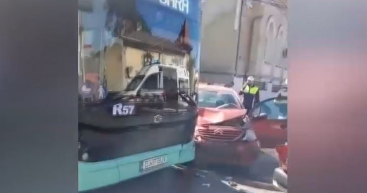 Accident grav în Craiova: un șofer de 80 de ani provoacă coliziune între mașină și autobuz.
