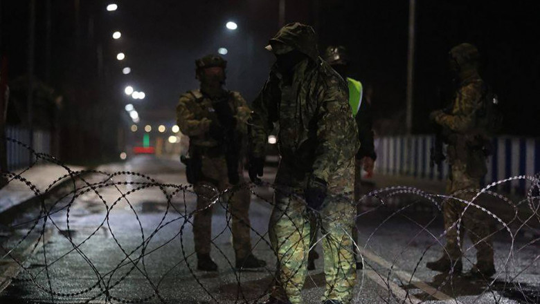 Poland closes border