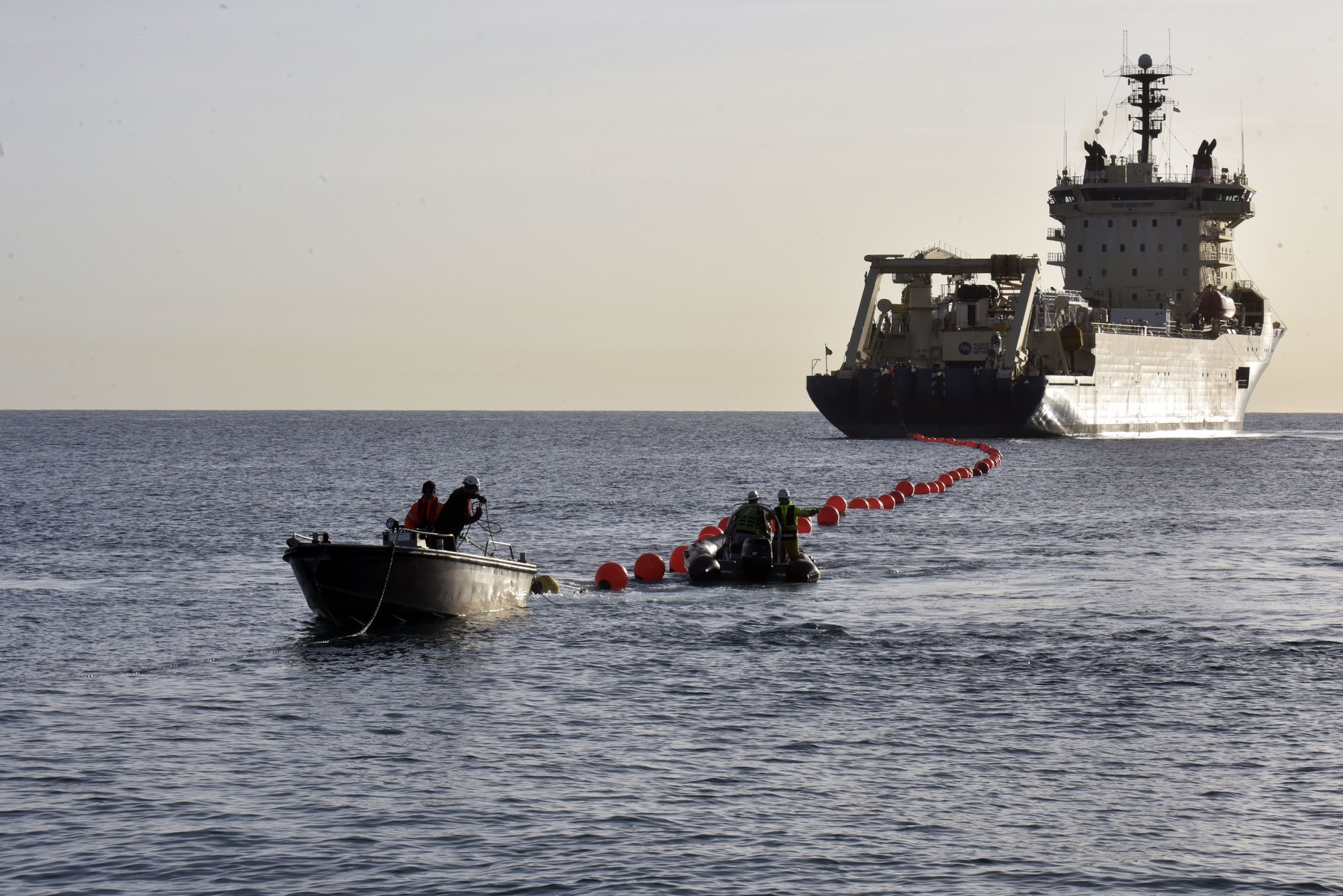 Nave și drone rusești de recunoaștere spionează cablurile submarine și conductele din Europa. Care ar fi consecințele distrugerii lor
