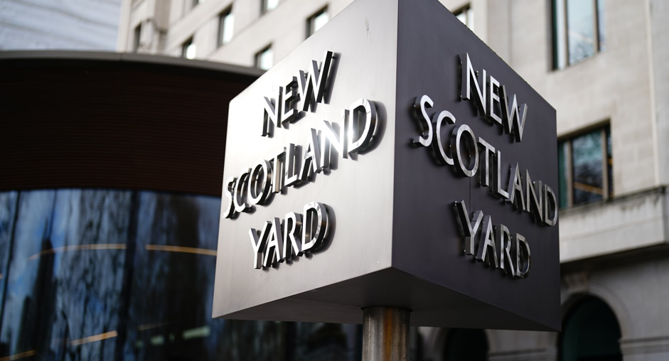 Poliţia britanică a arestat trei persoane suspectate de colaborare cu serviciile secrete ruseşti