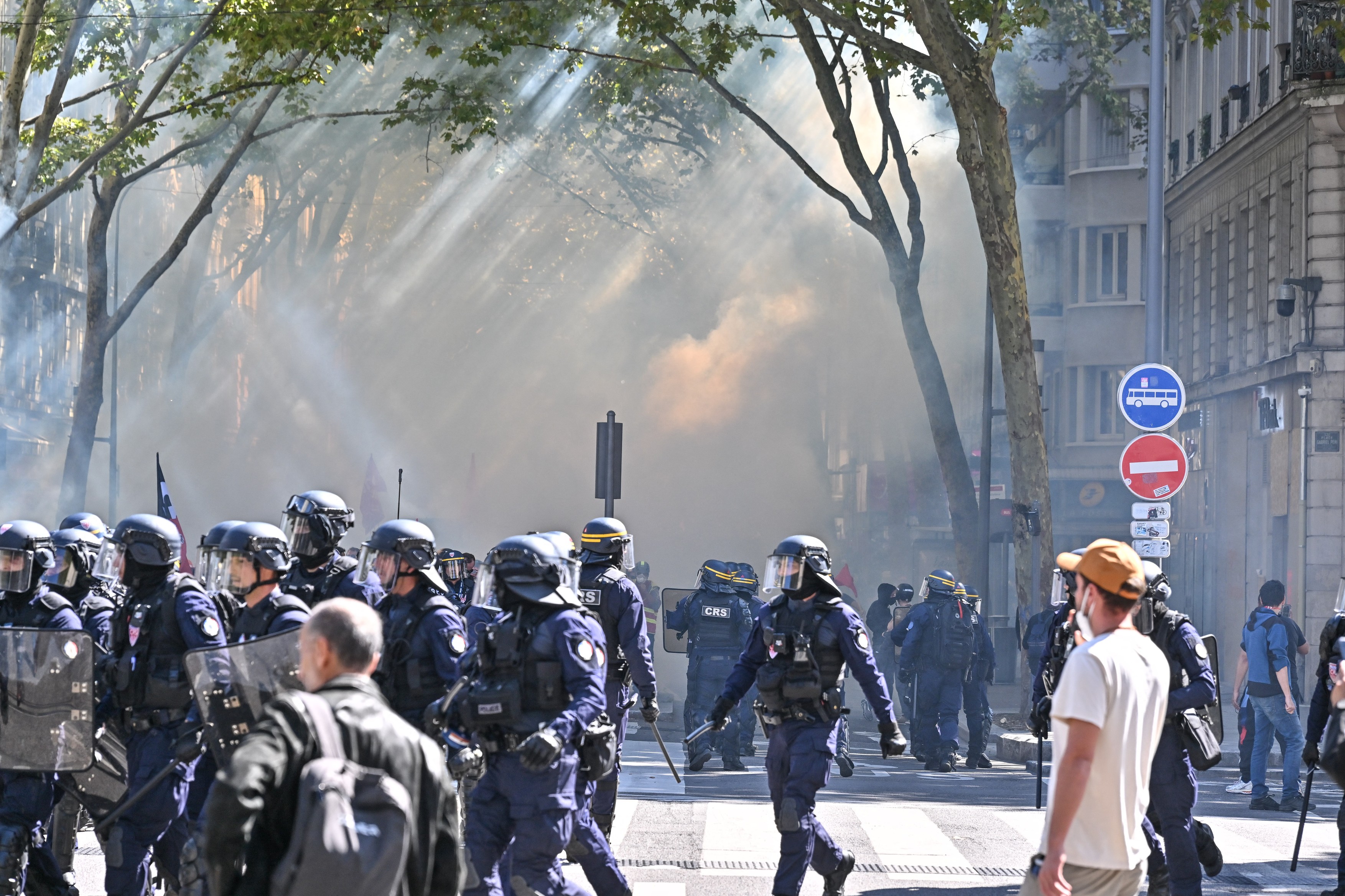 Proteste violente în Franța, cu un milion de manifestanți. Tunuri cu apă și blindate pe străzi, zeci de manifestanți arestați