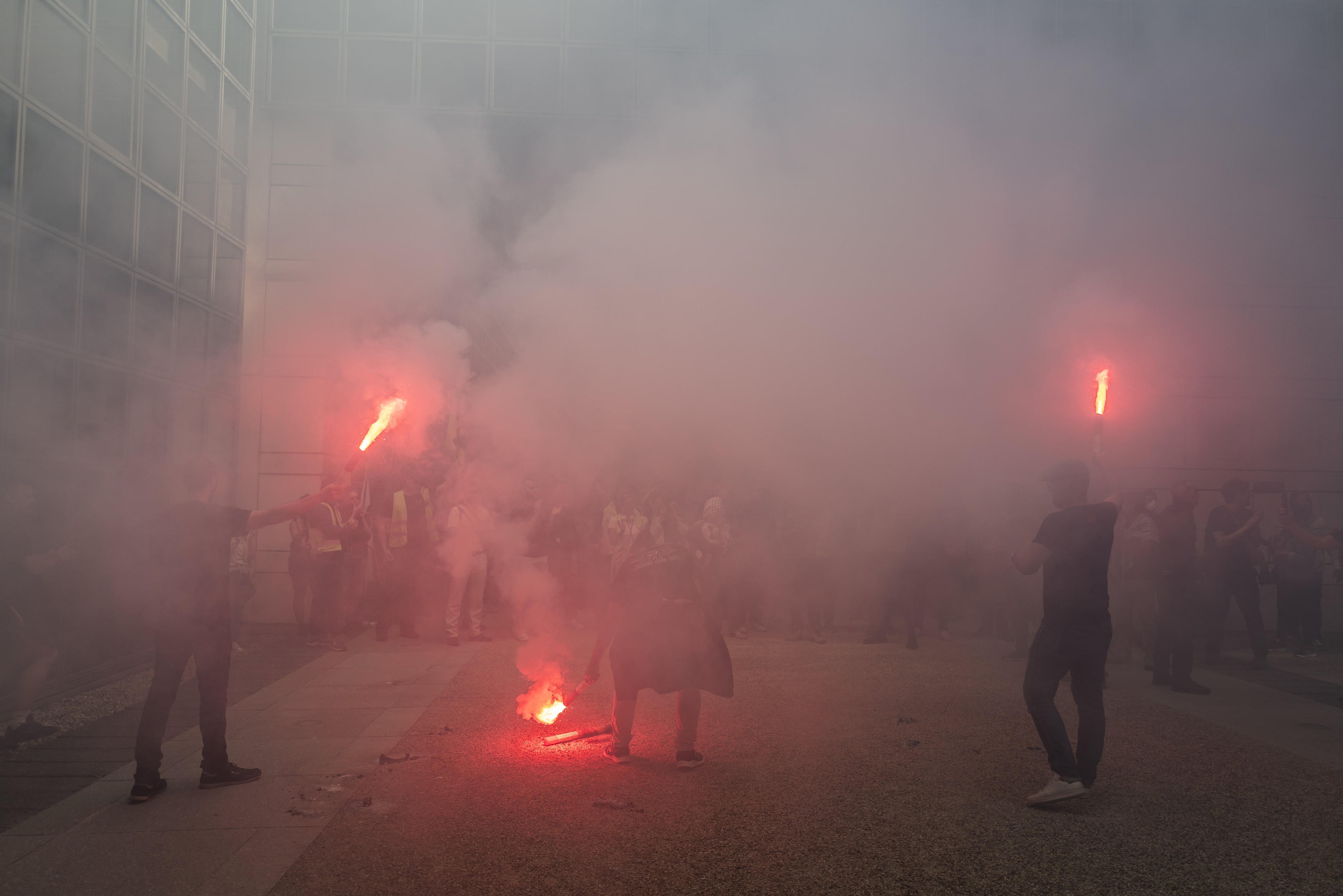 Proteste violente în Franța, cu un milion de manifestanți. Tunuri cu apă și blindate pe străzi, 300 de manifestanți arestați