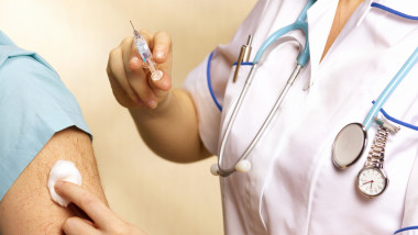 pacient se vaccineaza impotriva gripei