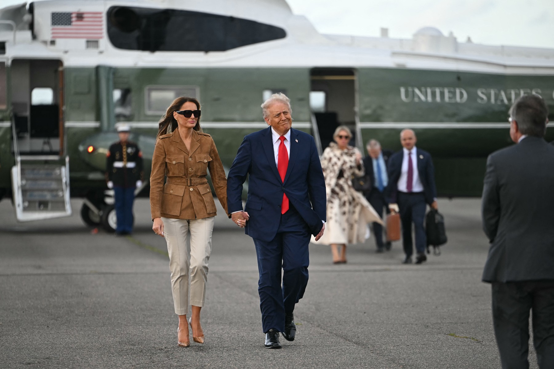 Donald Trump și Melania, nevoiți să schimbe elicopterul în Marea Britanie. Aeronava prezidențială a avut o defecțiune hidraulică