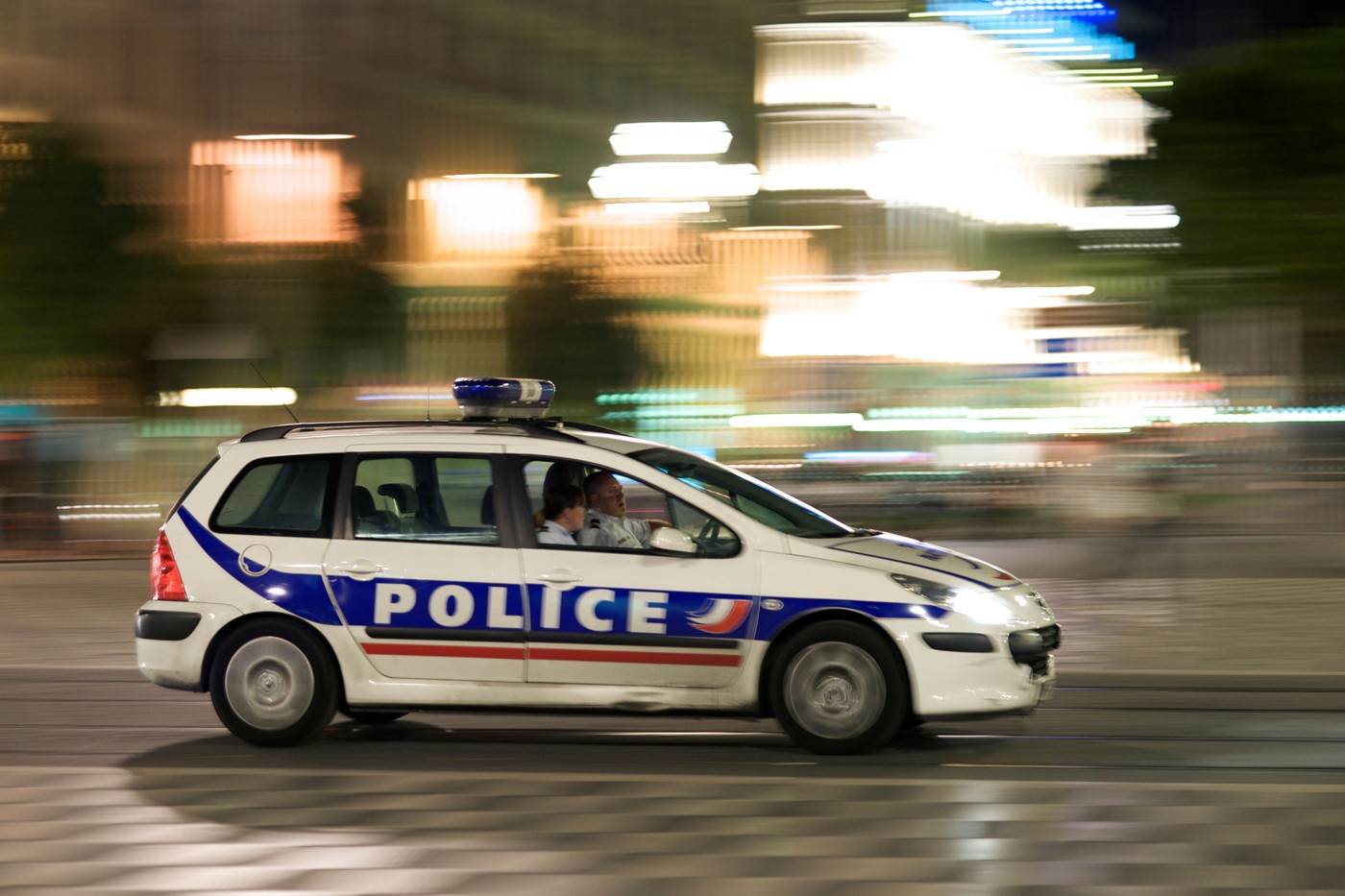 Un bărbat care a atacat copii cu o macetă în Franța a murit după ce polițiștii au intervenit cu armele din dotare