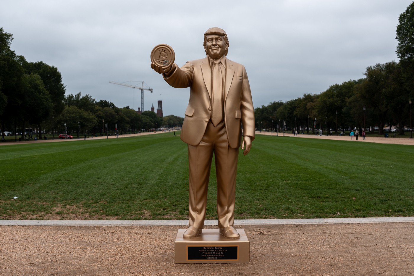 Statuie aurită de 3 metri, înfățișându-l pe Trump cu un Bitcoin în mână, instalată în apropiere de Capitoliu