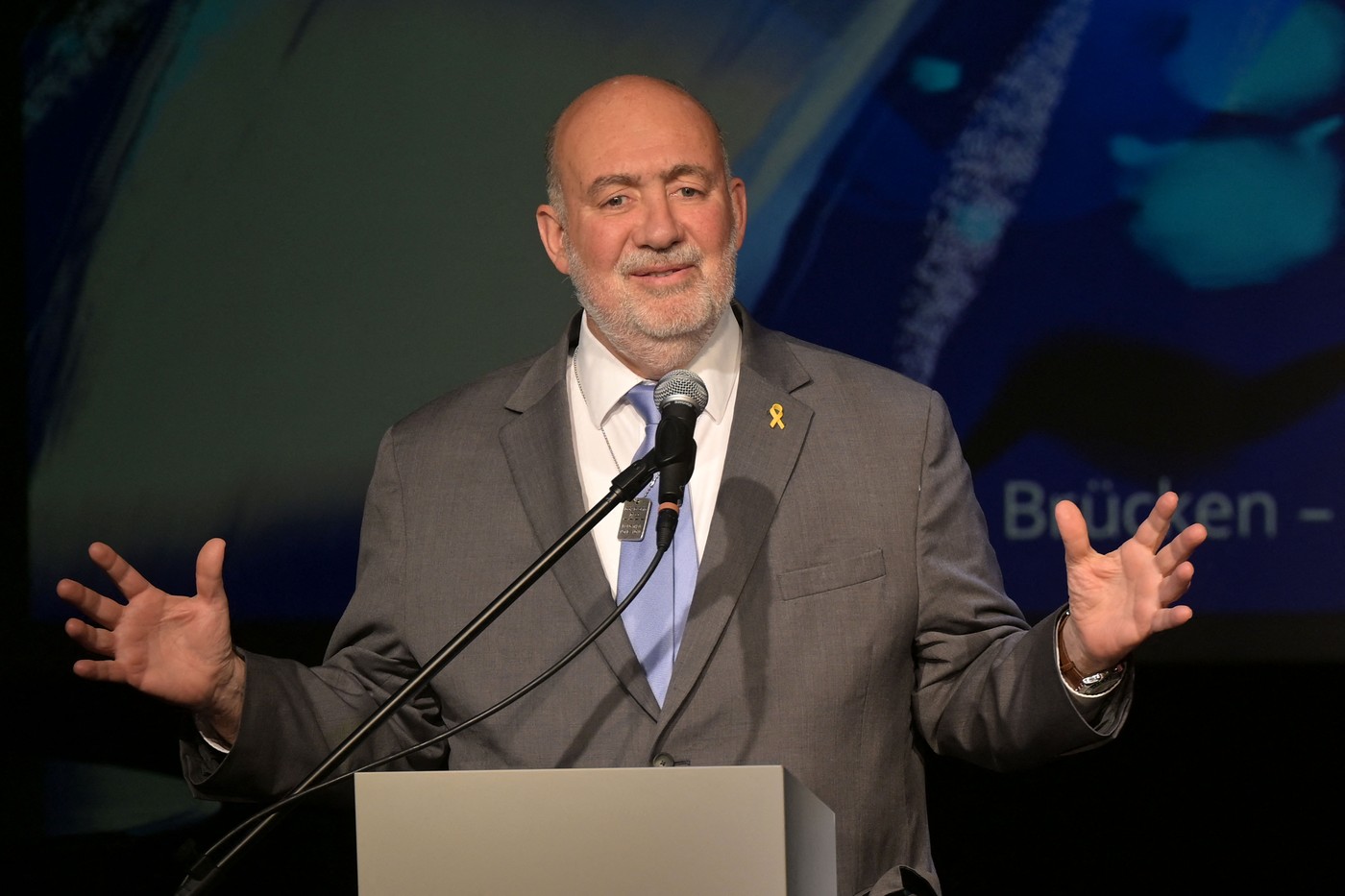 Înapoi în anii '30. Un magazin din orașul german Flensburg a expus în vitrină un mesaj șocant: „Accesul evreilor este interzis”