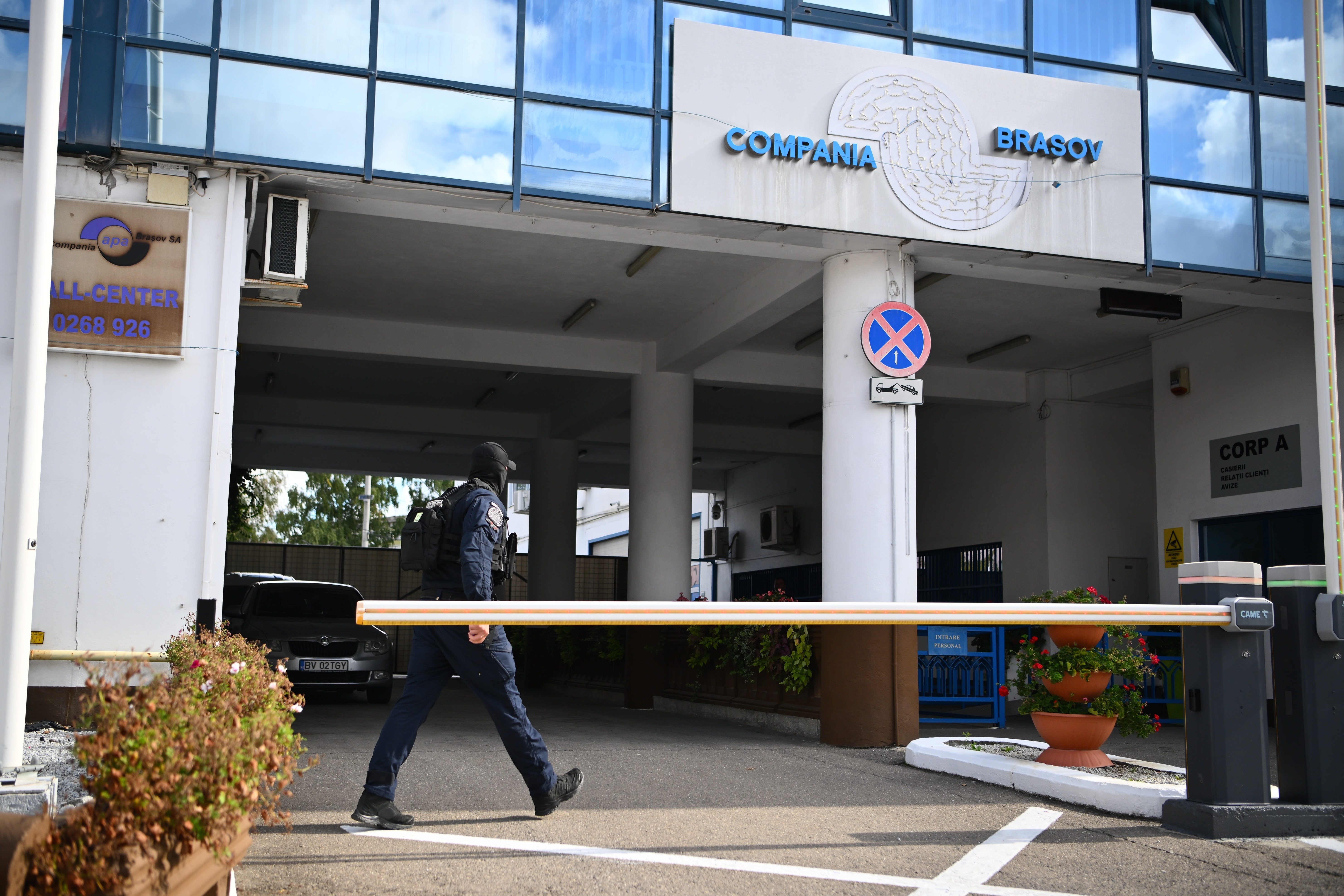 Cum a încercat directorul interimar de la SC Apa Brașov SA să rămână în funcție. DNA l-a reținut pe Liviu Cocoș