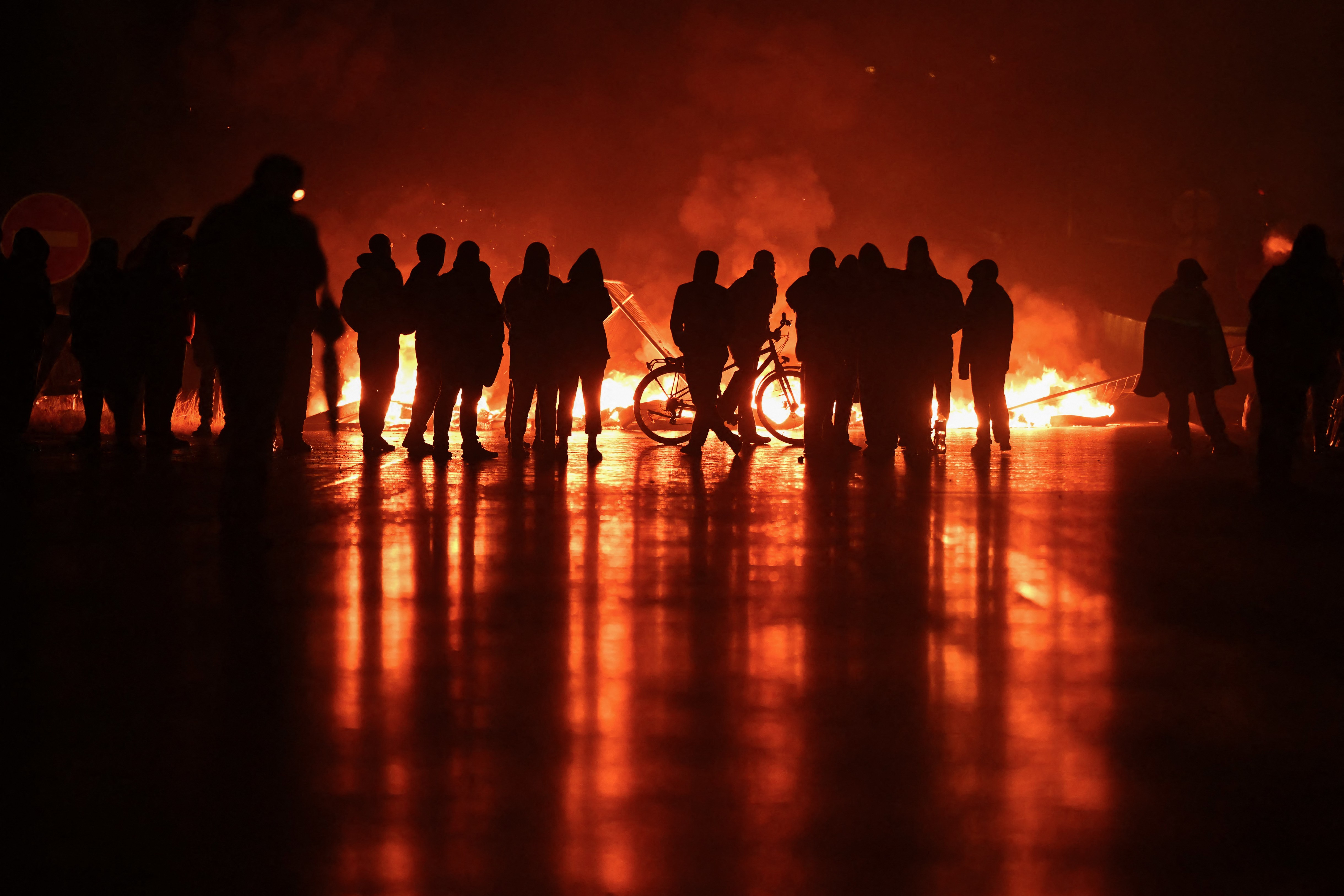 Demonstrații violente în Franța împotriva măsurilor de austeritate: obiecte incendiate, baricade ridicate, ciocniri cu poliția