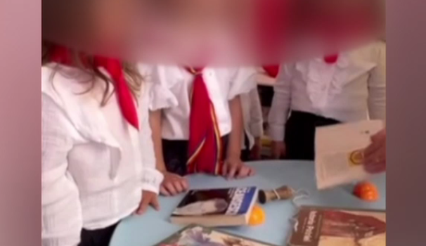 ISJ Satu Mare, verificări după după ce copiii au primit cravate de „pionieri” sau „şoimi ai patriei”, și materiale despre Ceauşescu