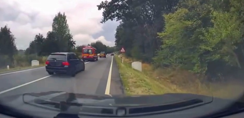 Şoferi filmaţi în timp ce circulau cu viteză în spatele unui echipaj SMURD, încălcând reguli de circulaţie