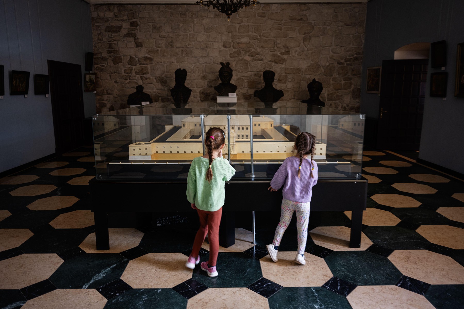 O fetiţă de cinci ani din Italia a deteriorat o sculptură din aur în valoare de 30.000 de euro