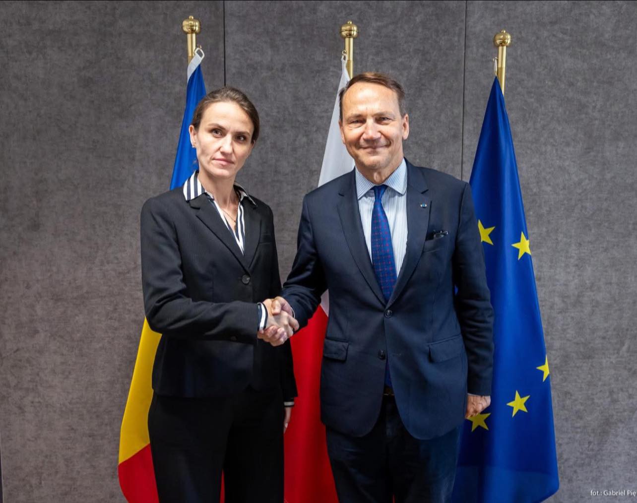 Oana Țoiu, despre dronele doborâte în Polonia: „Încălcările spaţiului aerian al Aliaţilor sunt îngrijorătoare şi iresponsabile”