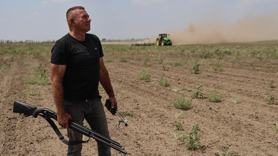 „Pentru noi, pământul este totul”: Povestea fermierului care a doborât peste 80 de drone rusești cu un tractor și o pușcă de vânătoare
