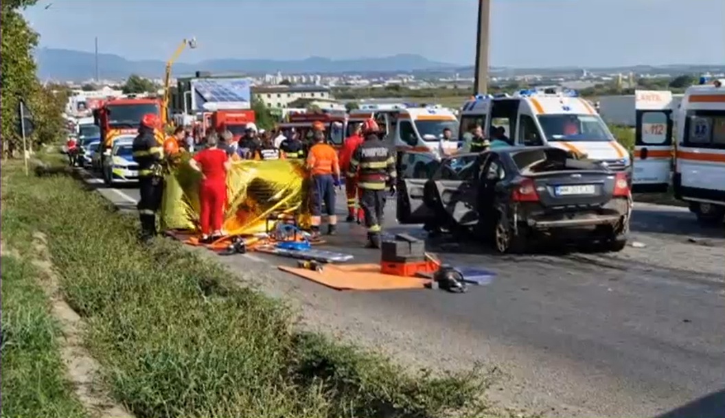 Un bărbat și fiul său de 14 ani au murit într-un accident grav lângă Baia Mare. Mașina lor a intrat într-un TIR