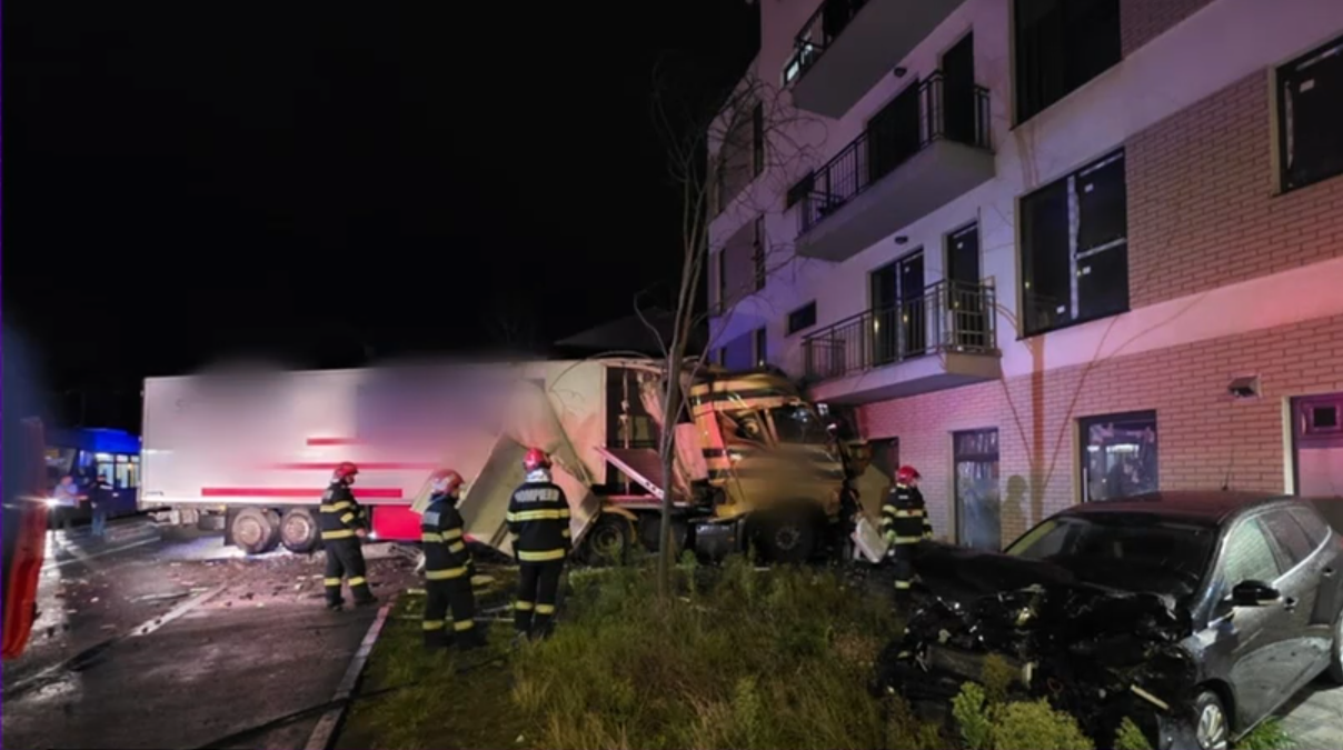 Accident grav în Cluj-Napoca: Un TIR a intrat într-un bloc