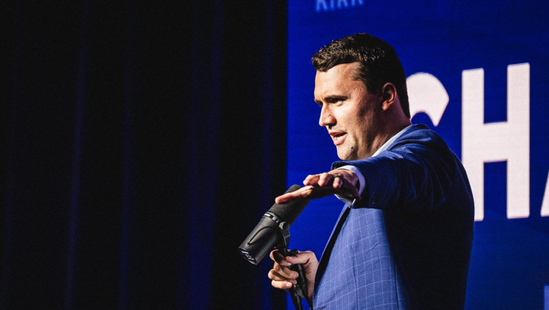 charlie kirk vorbeste si gesticuleaza pe scena