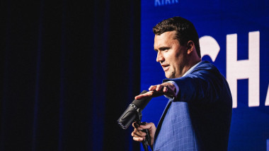 charlie kirk vorbeste si gesticuleaza pe scena