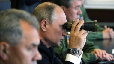 Vladimir Putin privește prin ochean exercițiile militare Zapad