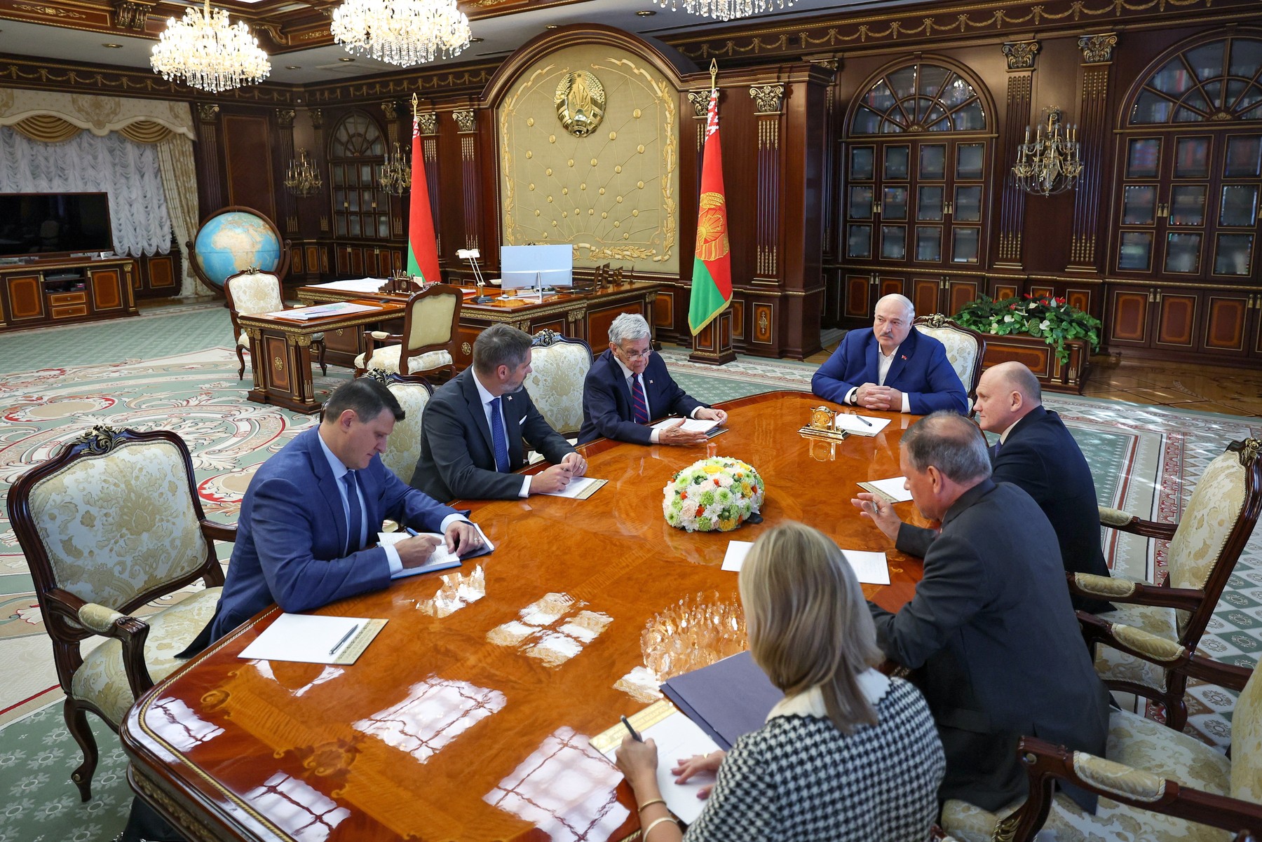 Lukașenko a eliberat 52 de prizonieri politici, după o discuție de 5 ore cu trimisul lui Trump. Sancțiunile la care a renunțat SUA