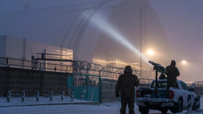 ucrainenii inspectează locul în care o dronă rusească a lovit structura de izolare a reactorului 4 din centrala nucleară Cernobîl