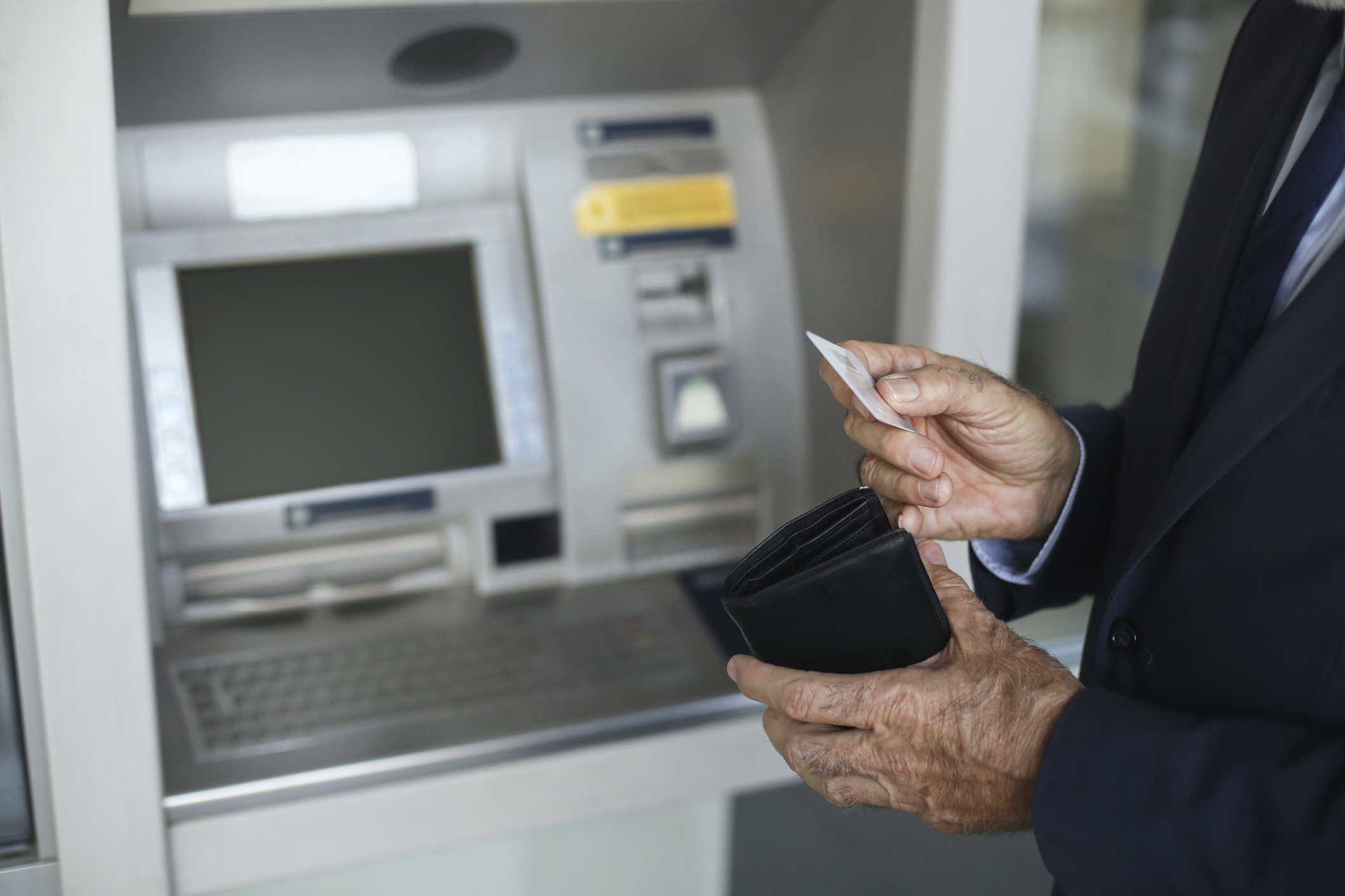 Ministrul Muncii vrea să crească numărul pensiilor virate prin bancă. Reacția bătrânilor de la sate: „Nu e bună pe card”